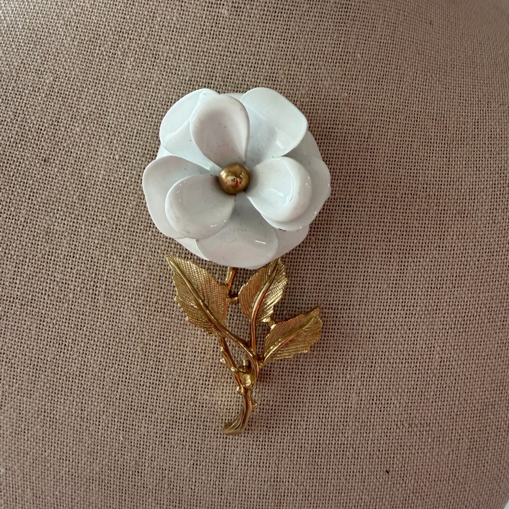 Avon Vintage White Snow Flower Enamel Brooch with Gold Tone Leaves EUC